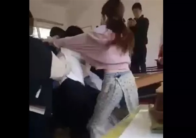 Vụ clip nữ sinh cấp 3 đánh nhau trong lớp, gọi cả người nhà đến "hỗn chiến": Công an vào cuộc điều tra - Ảnh 1