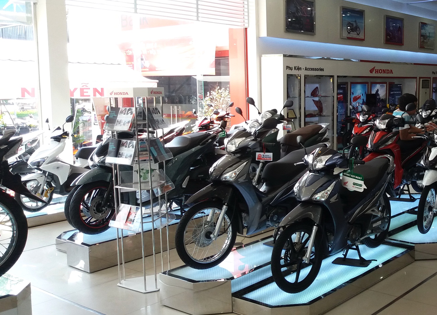 Kinh doanh xe máy Honda ở Việt Nam: Người bán có đang "bóp cổ" người mua?