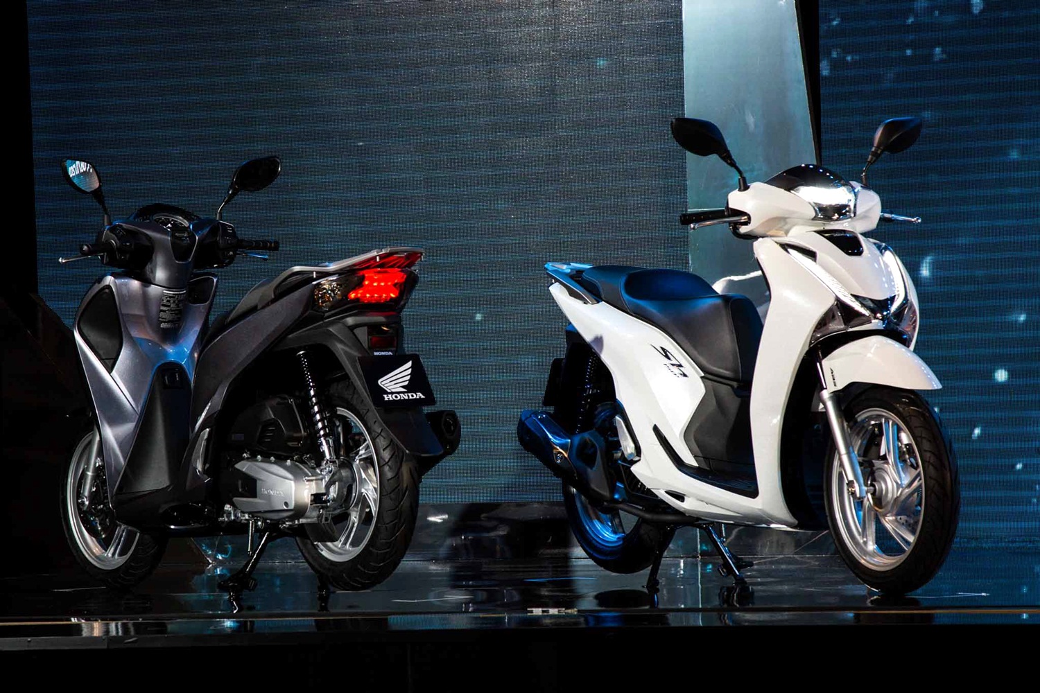 Kinh doanh xe máy Honda ở Việt Nam: Người bán có đang "bóp cổ" người mua?
