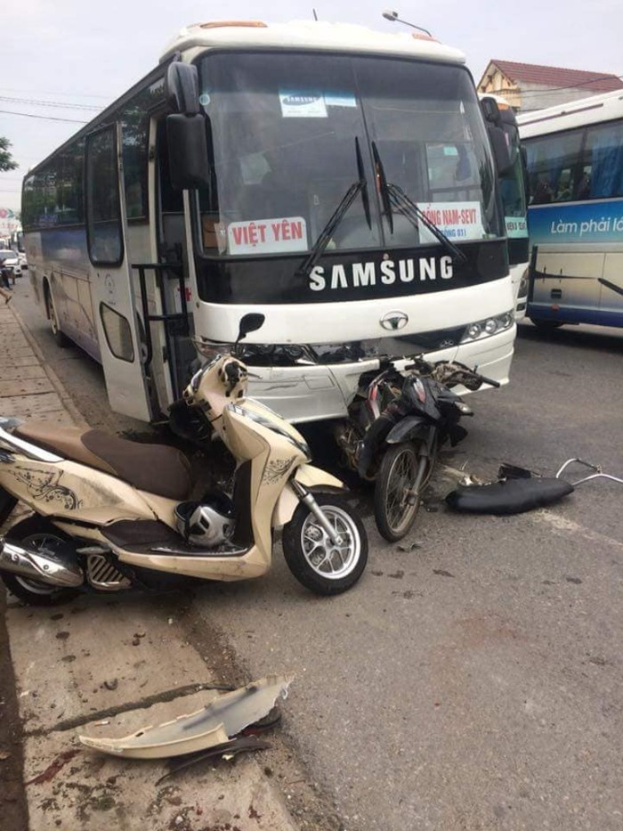 Xe chở công nhân Samsung tông đuôi xe máy, 3 mẹ con bị thương nặng