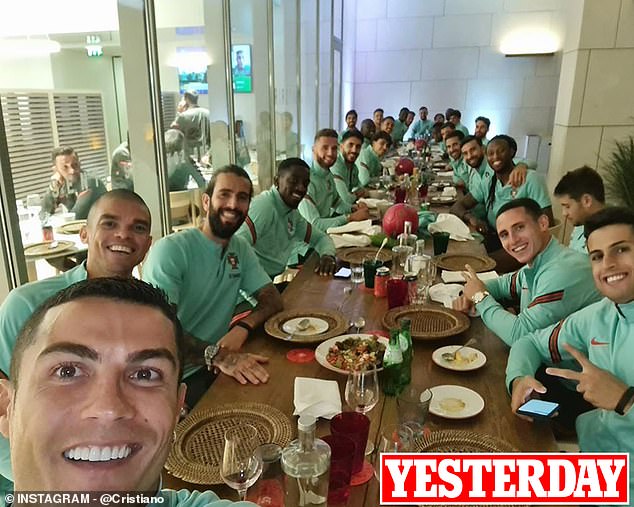Cristiano Ronaldo nhiễm COVID-19, không thể ra sân gặp Thụy Điển - Ảnh 2