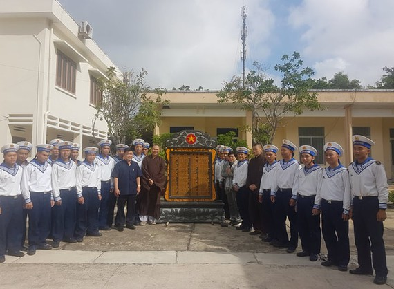 Bình Tây hỗ trợ đặt bia tưởng niệm cho 64 liệt sỹ Gạc Ma tại đảo Nam yết- Trường Sa - Ảnh 1