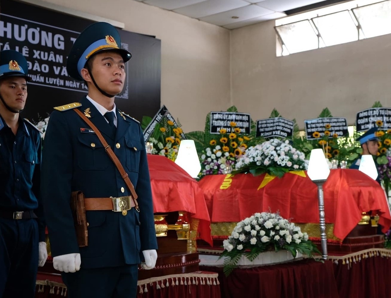 Nghẹn ngào tiễn biệt hai phi công quân sự hy sinh tại Khánh Hòa
