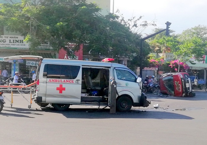 Xe cứu thương va chạm với ô tô bán tải, 3 người bị thương