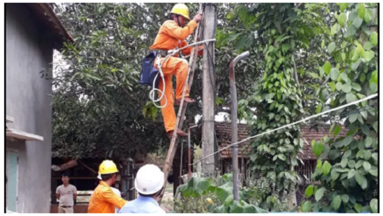 Nhân viên Điện lực Phú Phong kiểm tra điện nhà ông T. Ảnh: Người Lao Động 