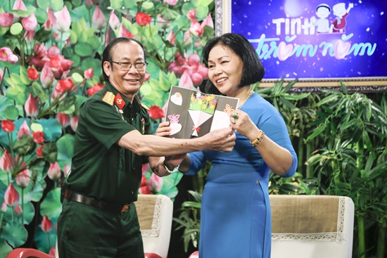 MC Quyền Linh, Ngọc Lan xúc động vì cuộc hôn nhân "đặc biệt của người vợ chiến sĩ đặc công - Ảnh 1