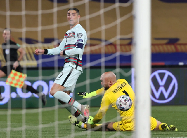Sau vụ "cướp bàn thắng" của Ronaldo, trọng tài bị cho "bay màu" Euro 2020 - Ảnh 1