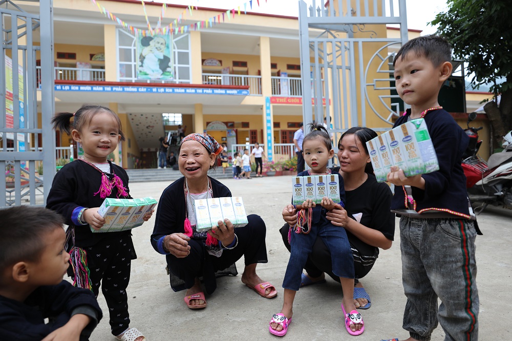 Quỹ sữa Vươn cao Việt Nam và Vinamilk trao tặng 108.500 ly sữa cho trẻ em có hoàn cảnh khó khăn tỉnh Yên Bái - Ảnh 1