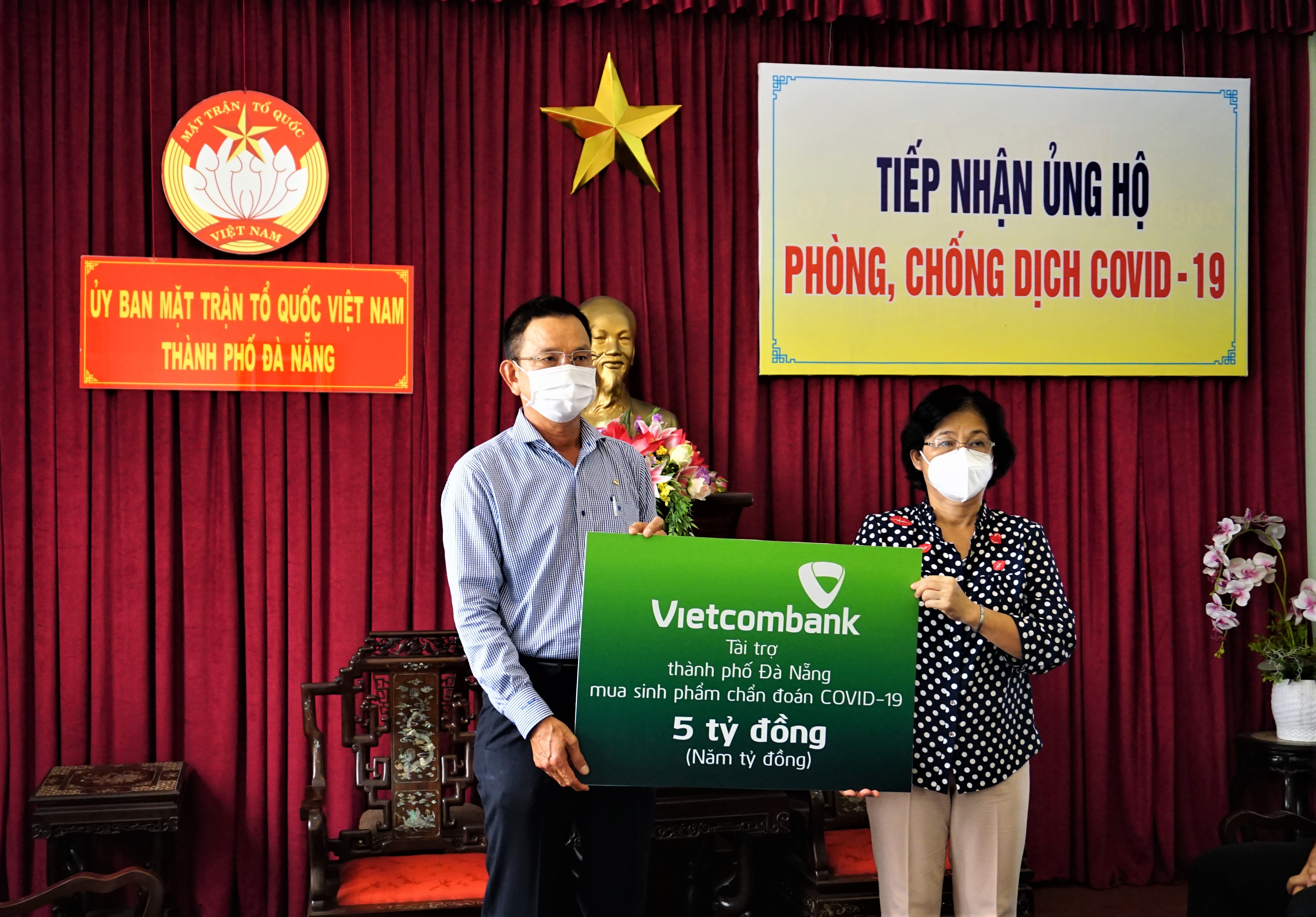 Vietcombank ủng hộ 5 tỷ đồng chung tay cùng thành phố Đà Nẵng đẩy lùi COVID-19 - Ảnh 1