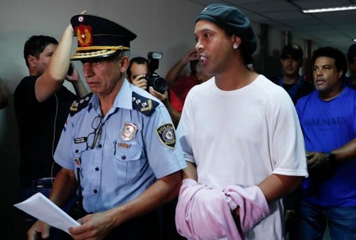 Vừa ra tù, Ronaldinho lại bị cách ly vì nhiễm COVID-19 - Ảnh 2