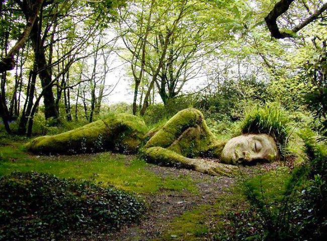  Hé lộ bí ẩn về bức tượng thiếu nữ ngủ trong rừng, tự thay xiêm y quanh năm - Ảnh 3