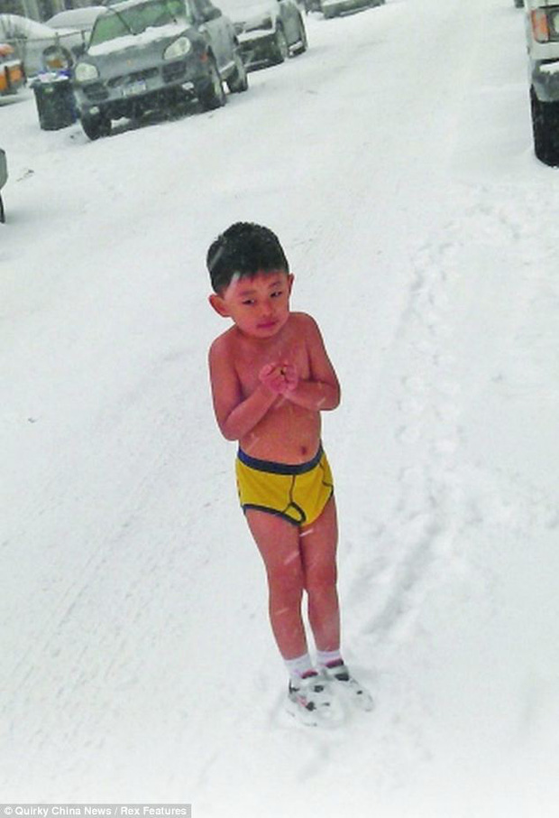 Cậu bé bị cha đại bàng bắt cởi trần giữa tuyết rơi giờ đã thành tài, điều sắp làm ở tuổi 12 thật đáng kinh ngạc - Ảnh 1