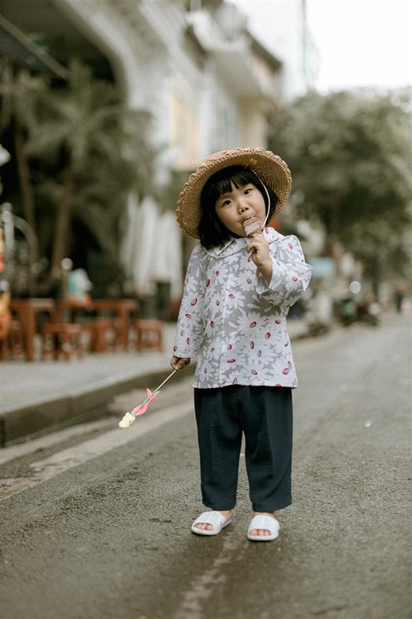 Bé gái 3 tuổi gây thương nhớ với bộ ảnh "em bé Hà Nội", biểu cảm đáng yêu khiến dân mạng "tan chảy" - Ảnh 2
