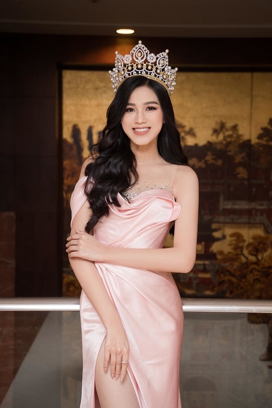 Hoa hậu Đỗ Thị Hà lên tiếng vì bị tố "chảnh" khi từ chối đồng nghiệp nam ôm eo chụp ảnh - Ảnh 3
