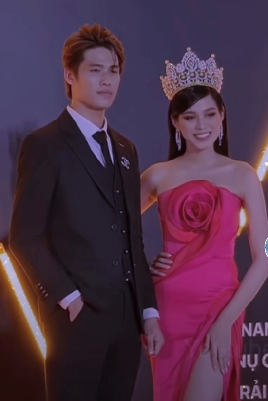 Hoa hậu Đỗ Thị Hà lên tiếng vì bị tố "chảnh" khi từ chối đồng nghiệp nam ôm eo chụp ảnh - Ảnh 2