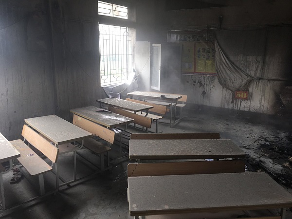 Nghệ An: Phòng học bất ngờ bốc cháy, hàng trăm học sinh phải sơ tán - Ảnh 1