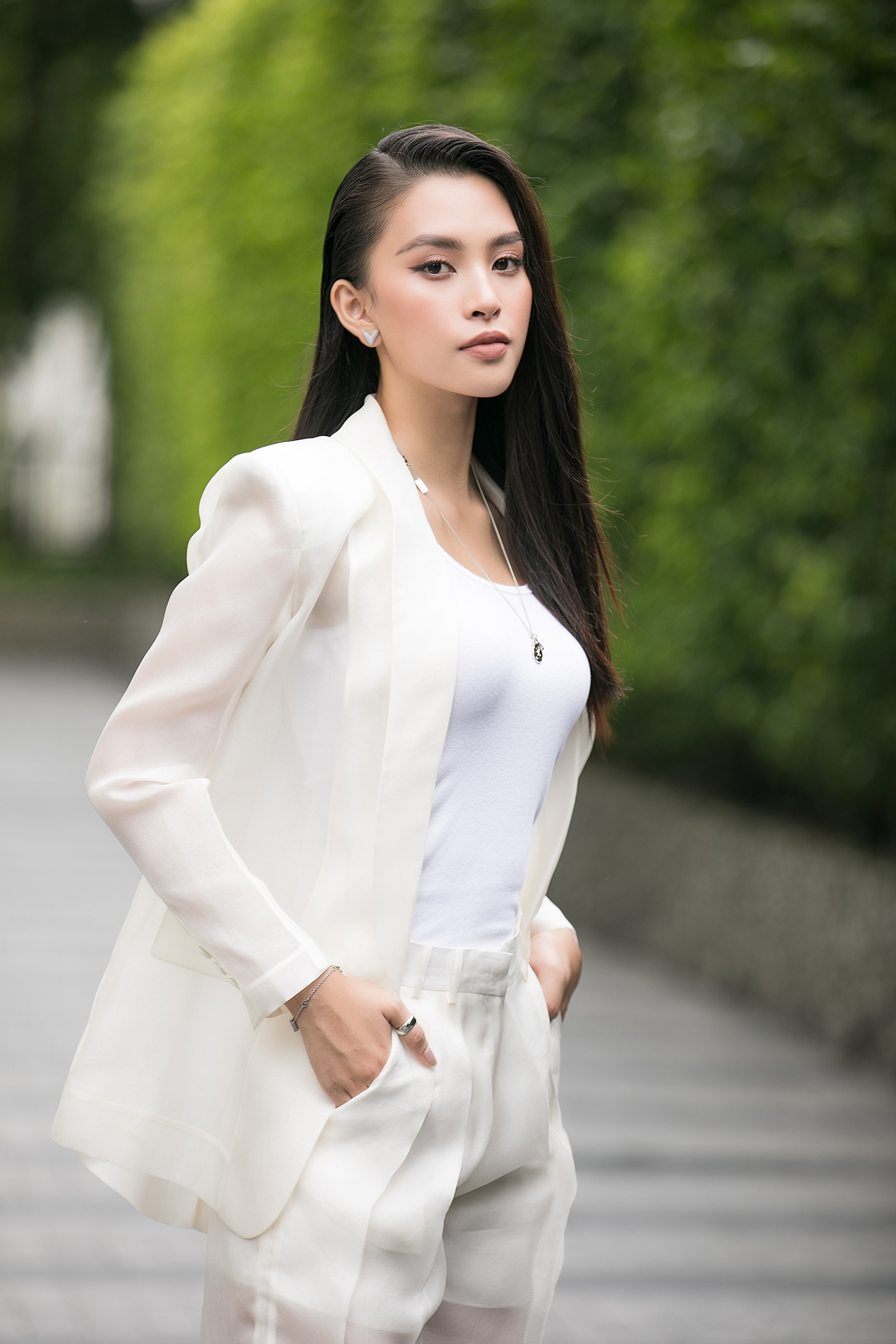 Đẹp lấn át thí sinh, Tiểu Vy trở về nơi đầu tiên ghi danh Hoa hậu Việt Nam - Ảnh 4