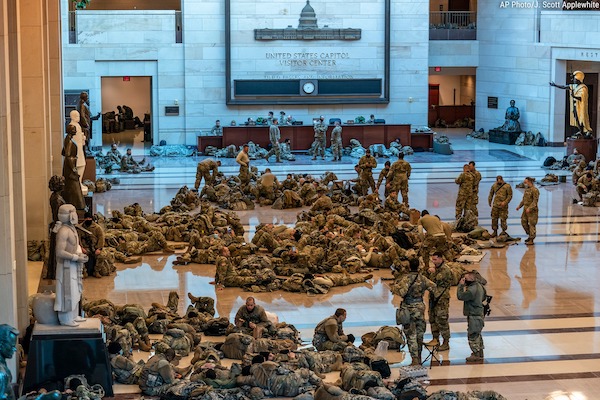Choáng với cảnh tượng binh sĩ nằm ngủ la liệt bên trong toà nhà Quốc hội Mỹ - Ảnh 3