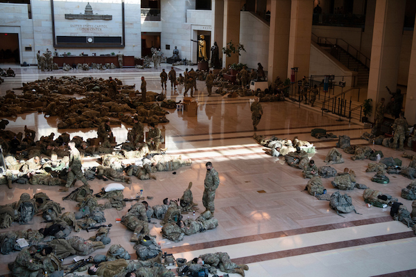 Choáng với cảnh tượng binh sĩ nằm ngủ la liệt bên trong toà nhà Quốc hội Mỹ - Ảnh 6