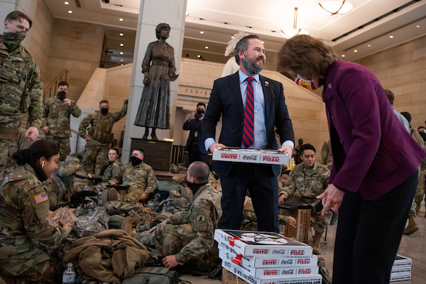 Choáng với cảnh tượng binh sĩ nằm ngủ la liệt bên trong toà nhà Quốc hội Mỹ - Ảnh 7
