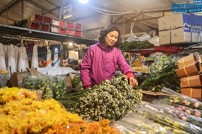 Dù còn chục ngày nữa mới đến Tết nhưng chợ hoa lớn nhất Hà Nội đã tấp nập người mua - Thứ 6