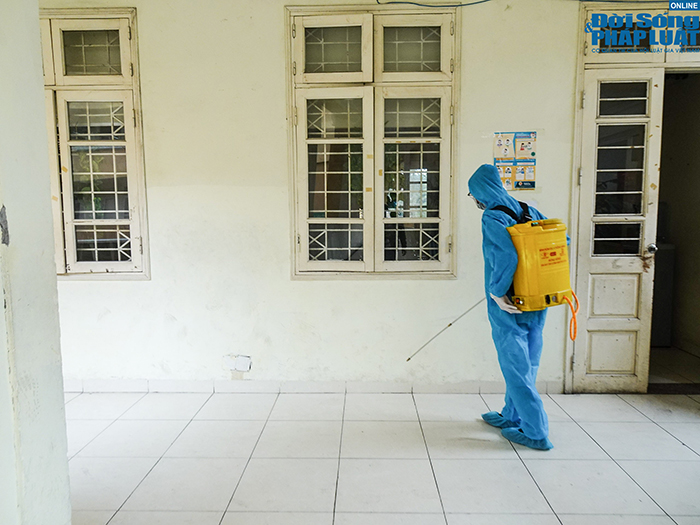 Trường học Hà Nội gấp rút dọn dẹp, chuẩn bị đón học sinh trở lại  - Ảnh 10