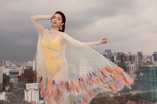 Top 5 Hoa hậu biển Việt Nam khoe đường cong "đốt mắt" tại bể bơi - Ảnh 1