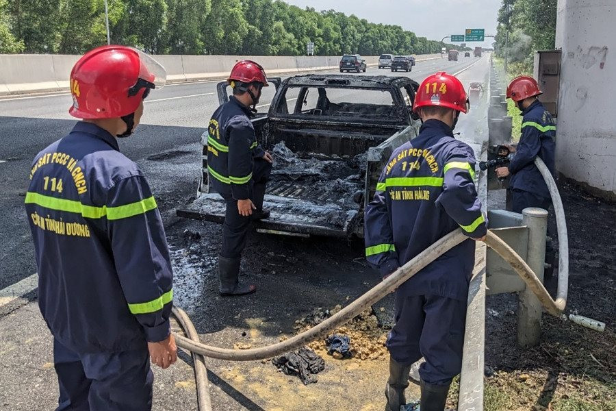 Tin trong nước - Ô tô bán tải bất ngờ bốc cháy trên cao tốc Hà Nội – Hải Phòng (Hình 2).