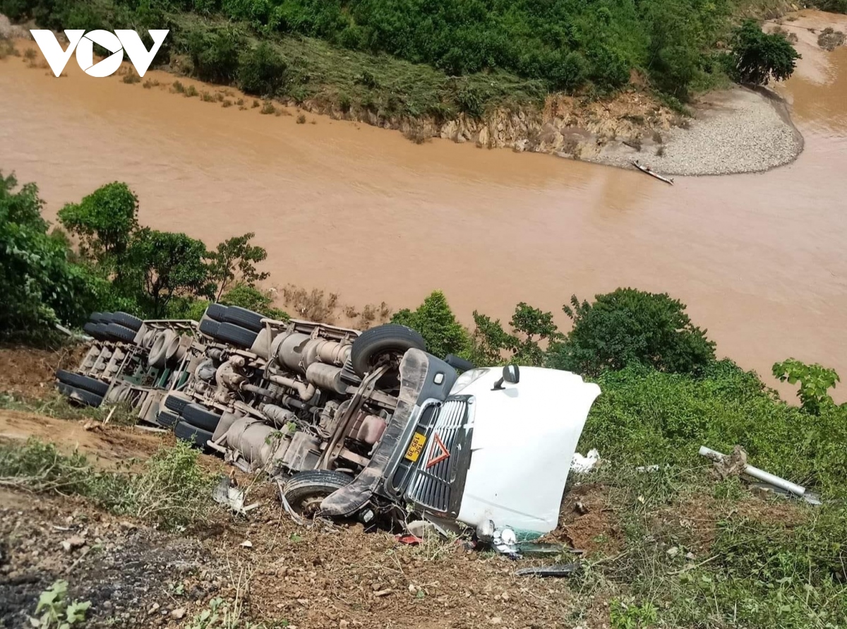 Tin trong nước - Tin tức tai nạn giao thông mới nhất ngày 28/9: Xe container gặp tai nạn, lao xuống vực sâu tại Quảng Bình