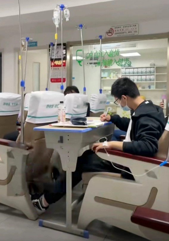 Chuyện học đường - Dịch cúm bùng phát, học sinh Trung Quốc vừa truyền nước vừa làm bài tập về nhà trong bệnh viện (Hình 3).