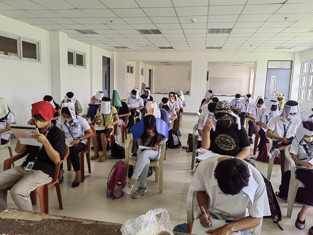 Chuyện học đường - Mũ chống gian lận thi cử 'gây bão' tại Philippines, loạt sinh viên các trường đại học hưởng ứng (Hình 2).