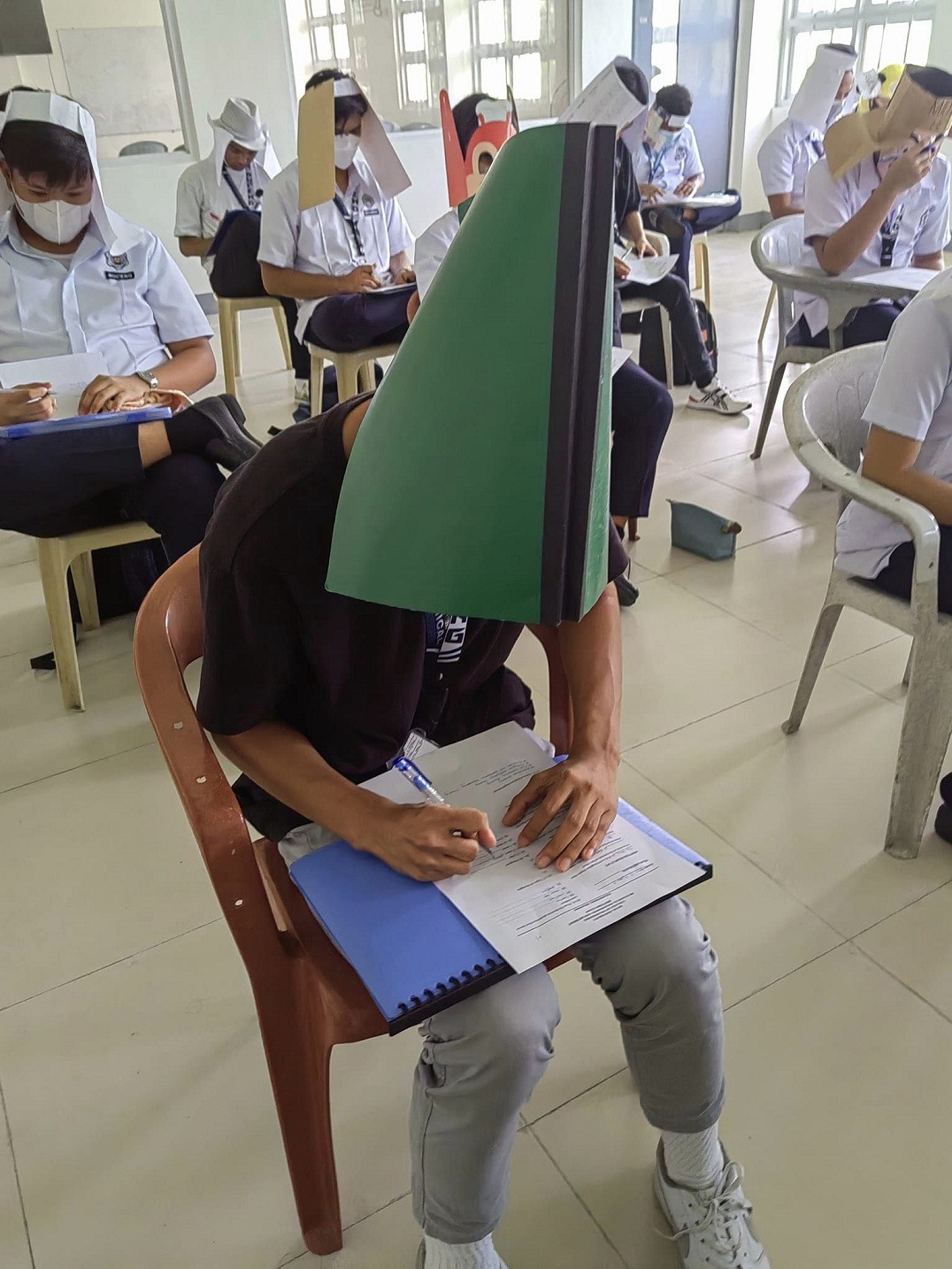 Chuyện học đường - Mũ chống gian lận thi cử 'gây bão' tại Philippines, loạt sinh viên các trường đại học hưởng ứng (Hình 3).