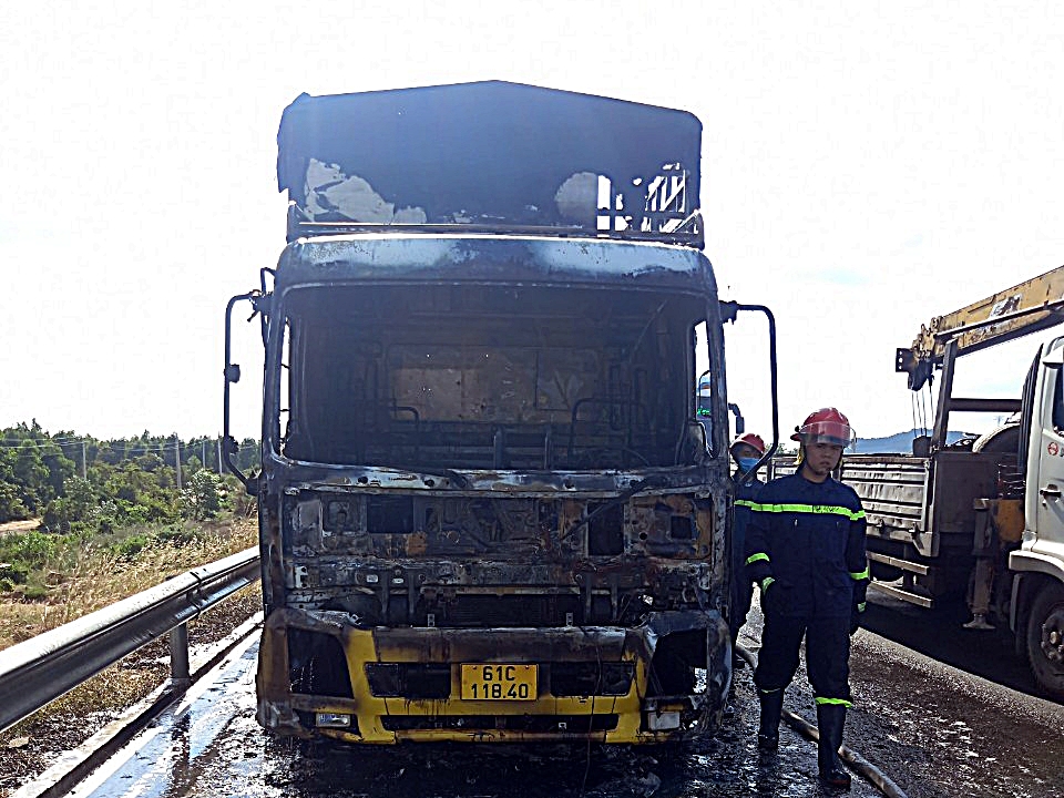Tin trong nước - Tin tức tai nạn giao thông mới nhất ngày 30/11: Xe tải cháy rụi trên cao tốc Vĩnh Hảo-Phan Thiết