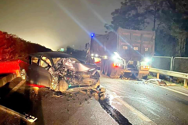 Tin trong nước - Tin tức tai nạn giao thông mới nhất ngày 2/12: Ô tô con tông xe đầu kéo đỗ trên cao tốc, nữ tài xế bị thương nặng