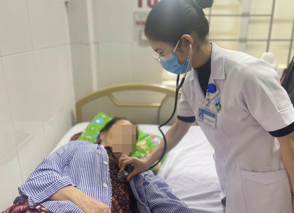Sức khoẻ - Làm đẹp - Đốt than sưởi ấm, 3 người trong một gia đình ở Hà Tĩnh nhập viện cấp cứu