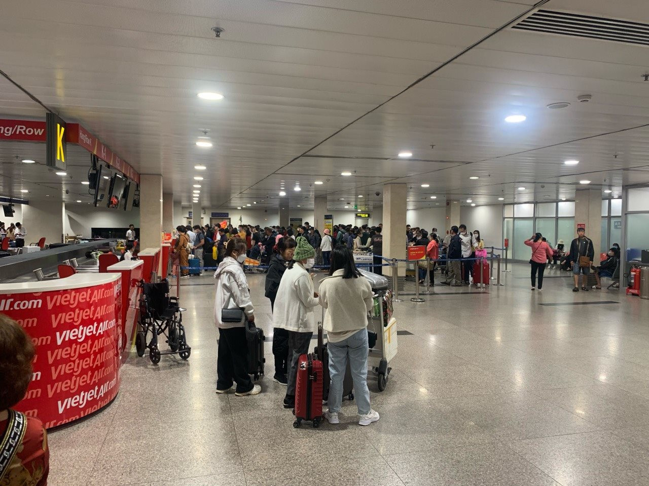 Tin trong nước - Sân bay Tân Sơn Nhất tất bật đón khách trở lại TP.HCM ngày mùng 3 Tết