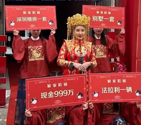 Cộng đồng mạng - Cô dâu Trung Quốc tự chuẩn bị hồi môn hơn 100 tỷ đồng, danh tính chú rể khiến nhiều người bất ngờ