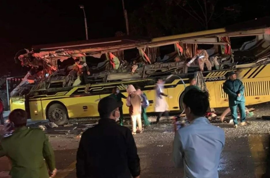 Tin trong nước - Hình ảnh lực lượng chức năng thức xuyên đêm giải cứu nạn nhân trong vụ tai nạn ở Tuyên Quang (Hình 3).