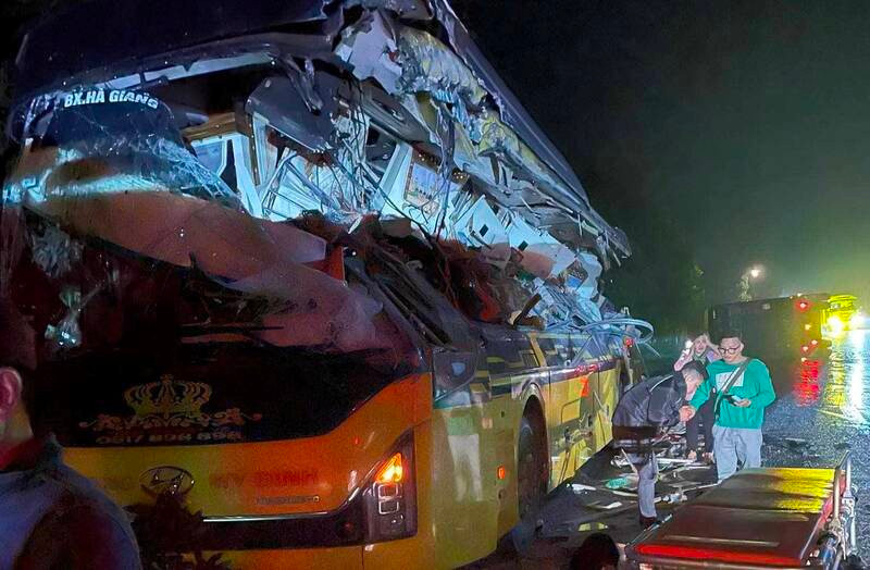 Tin trong nước - Hình ảnh lực lượng chức năng thức xuyên đêm giải cứu nạn nhân trong vụ tai nạn ở Tuyên Quang (Hình 9).
