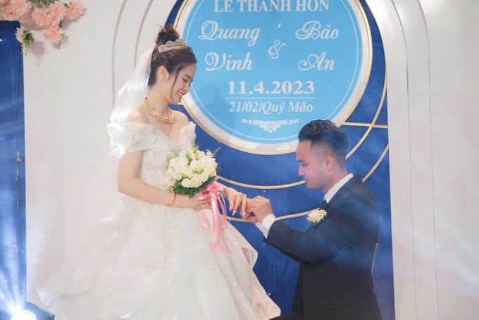 Không chỉ đầm cưới ngắm những món trang sức và nhẫn cưới của Minh Hằng  trong hôn lễ mới thấy sự xa hoa cầu kì