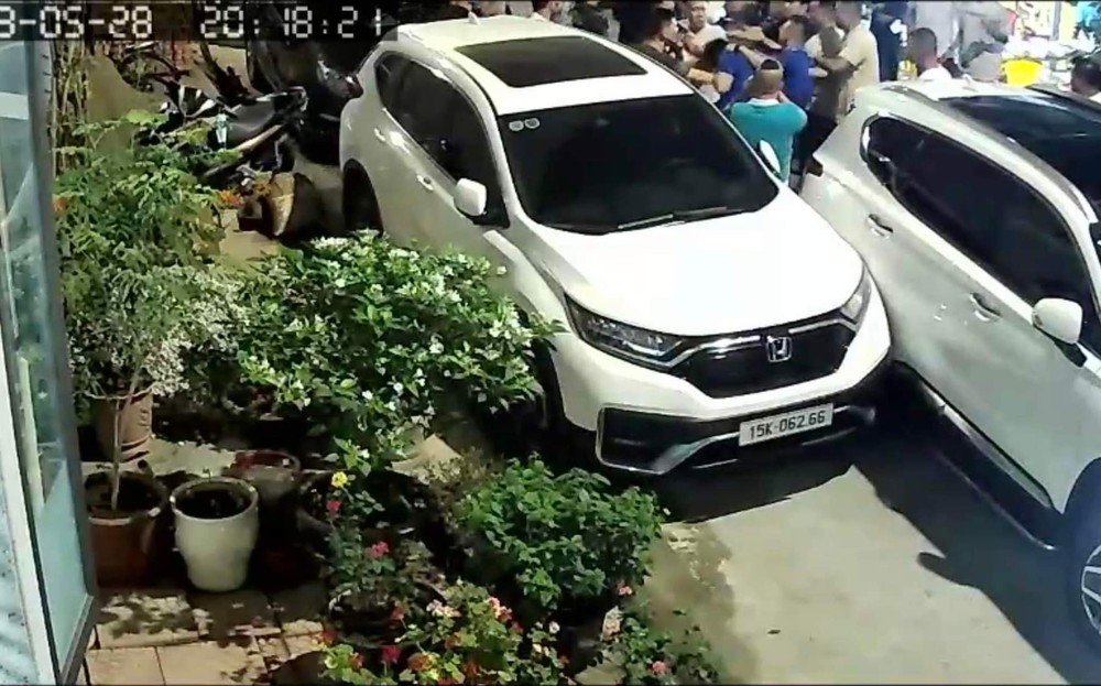Tin trong nước - Nam tài xế bị đánh hội đồng do va chạm với xe đậu trước quán bia