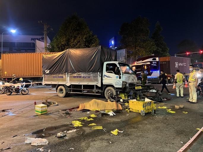 Tin trong nước - Xe tải tông hàng loạt xe máy đang dừng đèn đỏ, 1 người tử vong tại chỗ