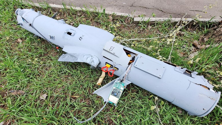 Tin thế giới - Cư dân bán đảo Crimea dùng gậy đánh hạ máy bay không người lái