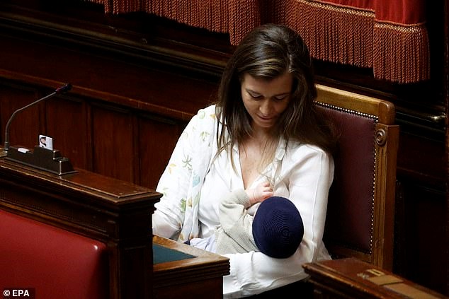 Tin thế giới - Nữ nghị sĩ Italy gây chú ý khi cho con bú trong cuộc họp quốc hội