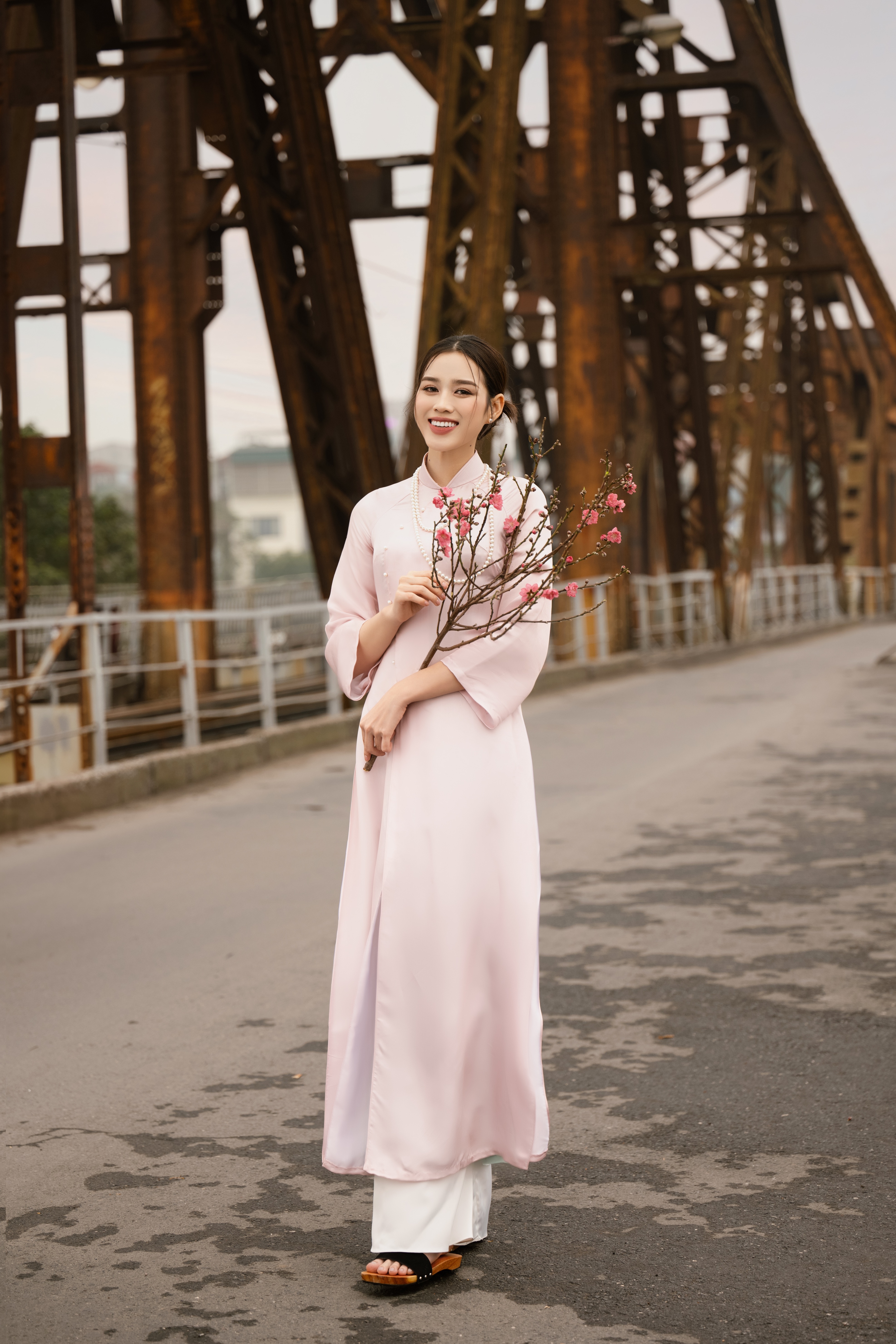 Tin tức giải trí - Hoa hậu Đỗ Hà diện áo dài dạo phố xuân Hà Thành trước thềm Tết nguyên đán (Hình 6).