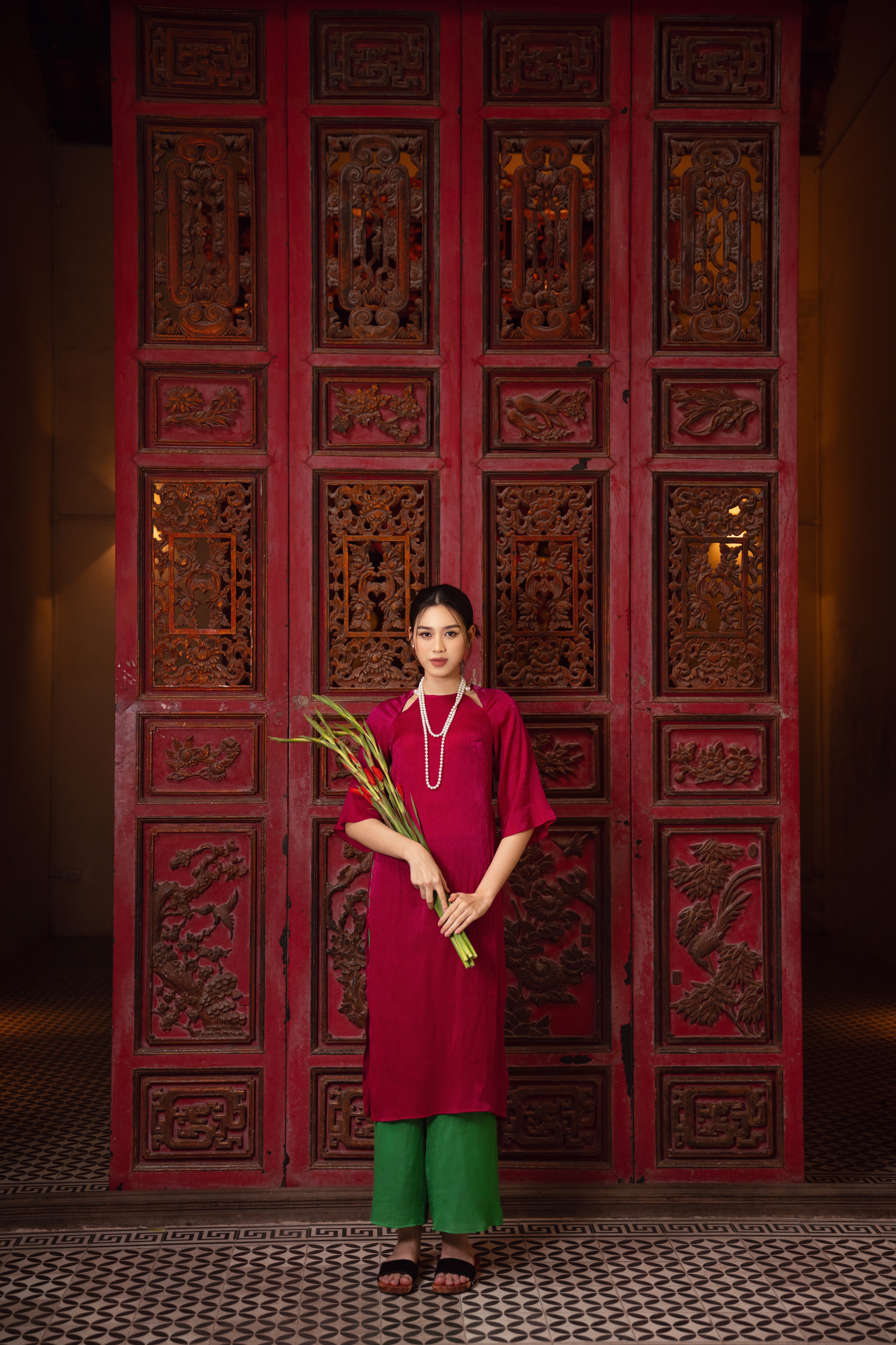Tin tức giải trí - Hoa hậu Đỗ Hà diện áo dài dạo phố xuân Hà Thành trước thềm Tết nguyên đán (Hình 5).