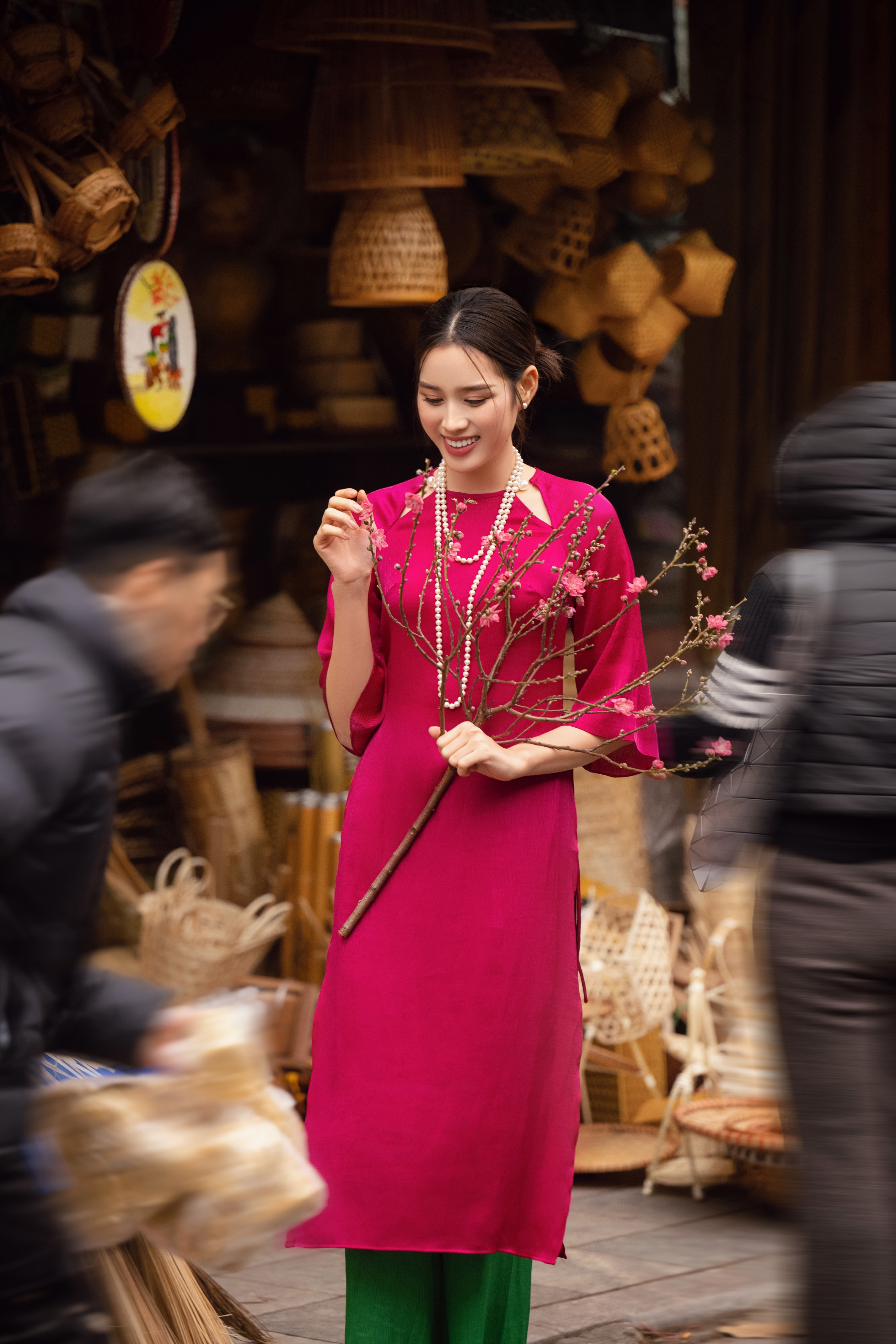 Tin tức giải trí - Hoa hậu Đỗ Hà diện áo dài dạo phố xuân Hà Thành trước thềm Tết nguyên đán (Hình 2).