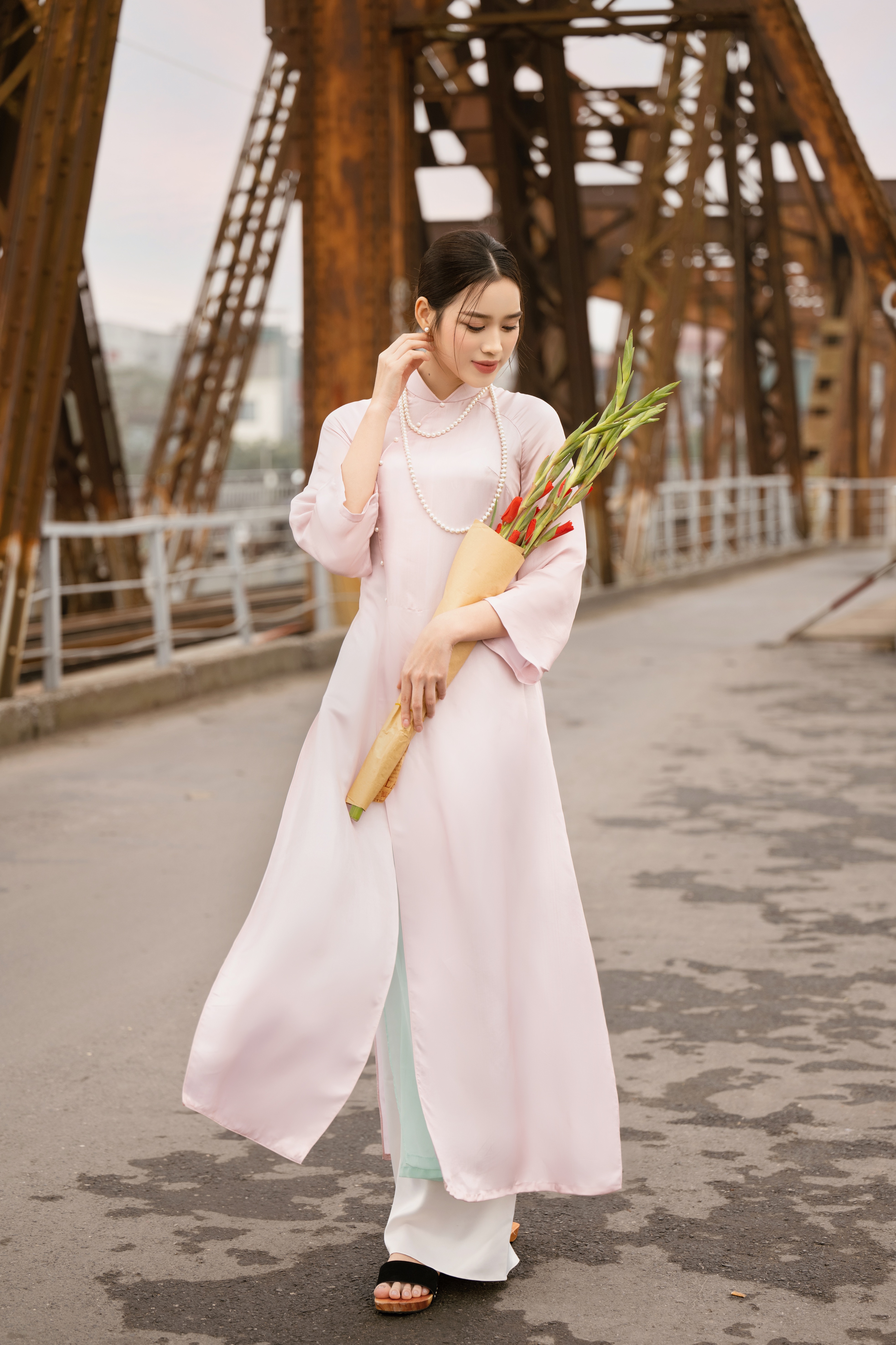 Tin tức giải trí - Hoa hậu Đỗ Hà diện áo dài dạo phố xuân Hà Thành trước thềm Tết nguyên đán (Hình 3).
