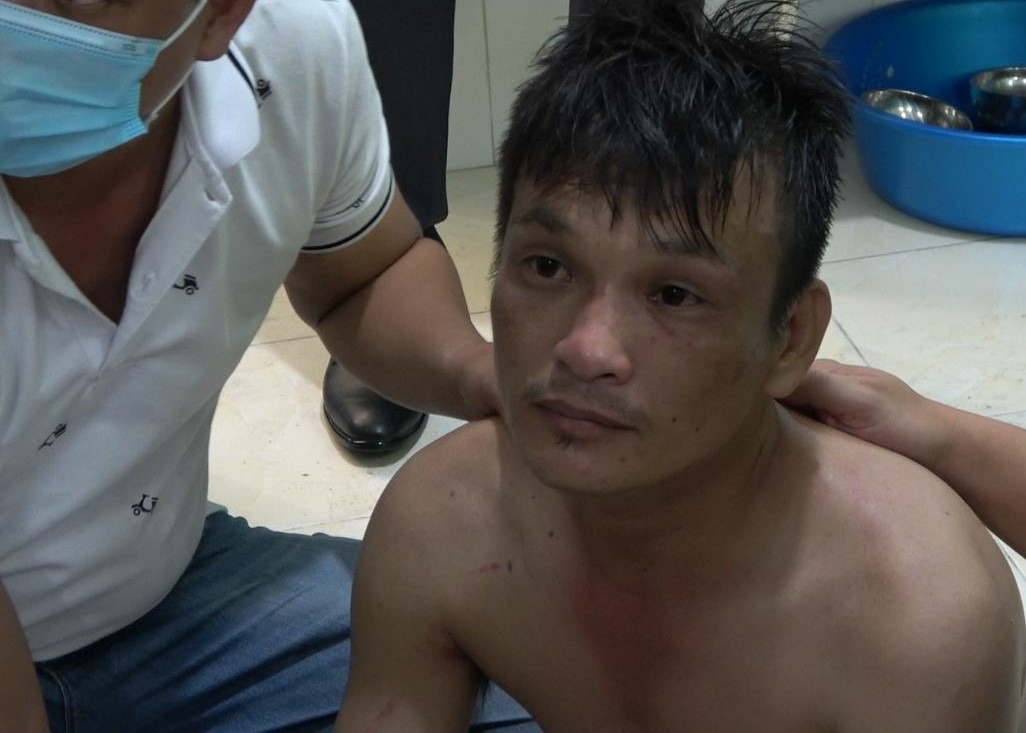 An ninh - Hình sự - Khởi tố đối tượng ngáo đá cầm dao xông vào trường mầm non uy hiếp trẻ ở Tiền Giang