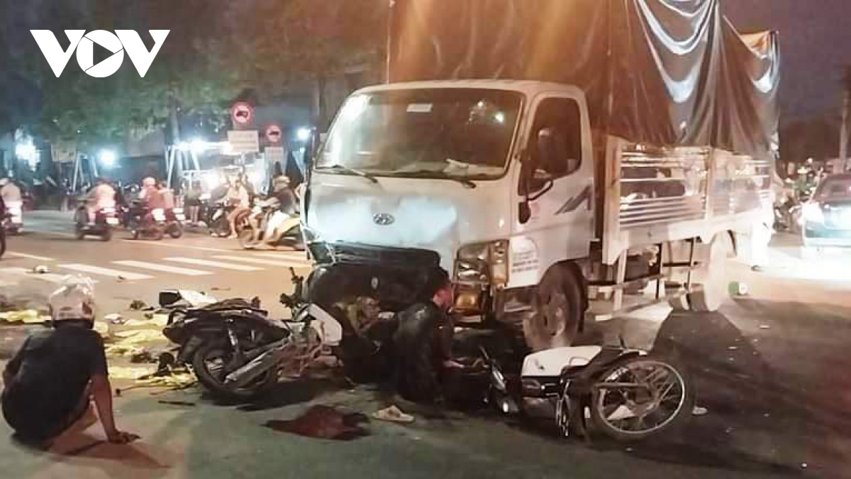 Tin trong nước - Tin tức tai nạn giao thông mới nhất ngày 1/6: Bình Dương: Tài xế tông hàng loạt xe máy khiến 1 người chết, 2 người bị thương.